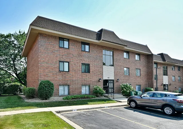 Listing Photo 4 - Condo for sale in building located at 41 E Janata Blvd, Lombard, IL 60148 - Unit #1B