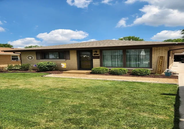 Photo 1 of Single family home for sale at 1910 Oakland Ave, Crest Hill, IL 60403 | MLS# 12724664 | Listing updated on 2026-10-06