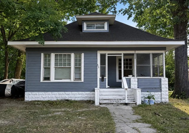 Photo 1 of Single family home for sale at 111 S Forest Ave, Carbondale, IL 62901 | MLS# 12724802 | Listing updated on 2026-09-06