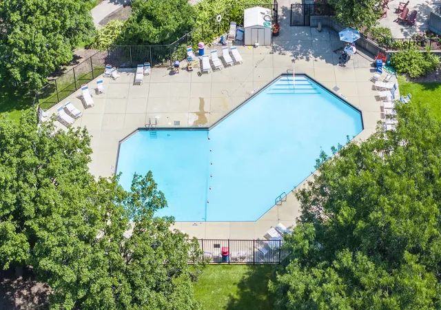 Listing Photo 2 - Condo for sale in building located at 5517 E Lake Dr, Lisle, IL 60532 - Unit #91-E