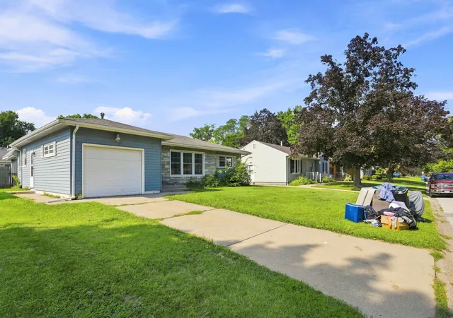 Photo 2 of Single family home for sale at 550 28th Avenue, East Moline, IL 61244 | MLS# 12724863 | Listing updated on 2026-09-12