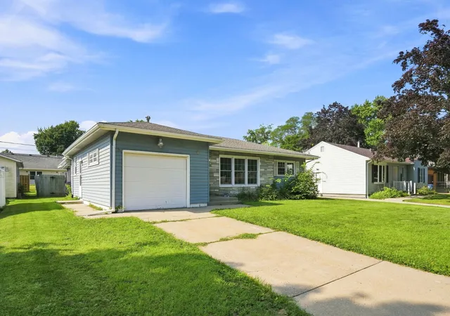 Photo 3 of Single family home for sale at 550 28th Avenue, East Moline, IL 61244 | MLS# 12724863 | Listing updated on 2026-09-12