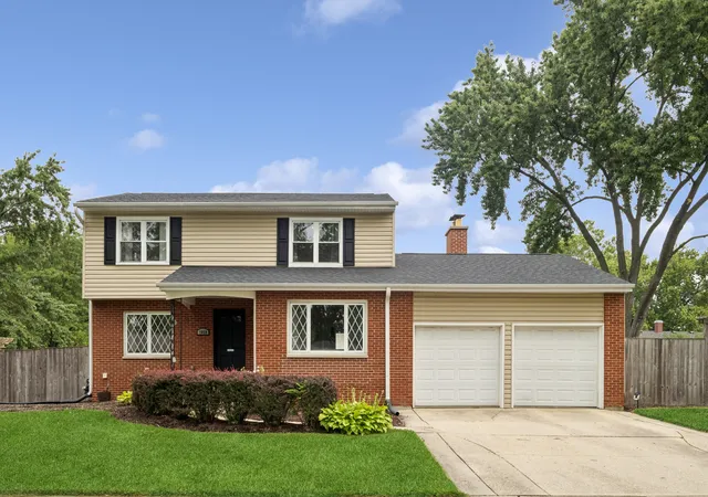 Photo 1 of Single family home for sale at 1050 E Kitson Dr, Palatine, IL 60074 | MLS# 12724873 | Listing updated on 2026-09-01