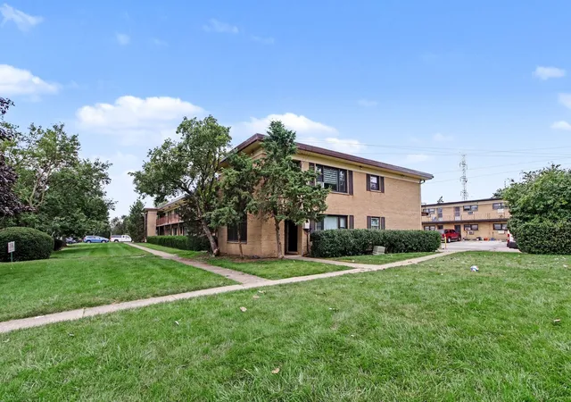 Photo 2 of Sale Pending at 34 King Arthur Ct #15, Northlake, IL 60164 | MLS# 12725146 | Listing updated on 2026-09-20