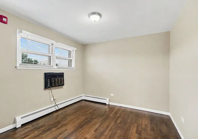 Photo 4 of Condominium at 34 King Arthur Ct #15, Northlake, IL 60164 | MLS# 12725146 | | Sold on 2026-09-23