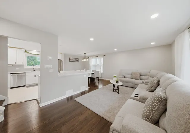 Photo 4 of Single family home for sale at 10324 S Kolmar Ave, Oak Lawn, IL 60453 | MLS# 12725260 | Listing updated on 2026-09-14