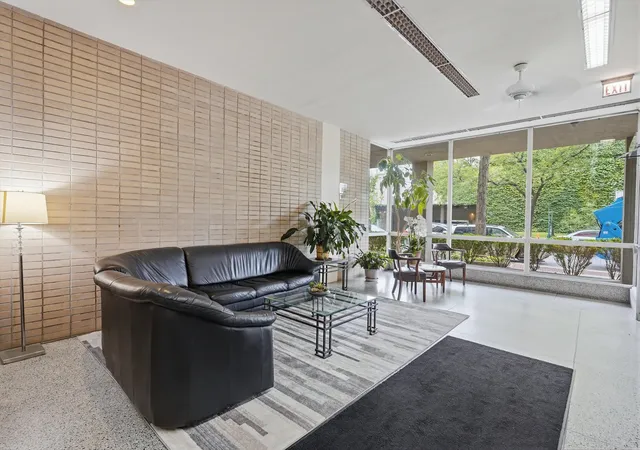 Listing Photo 3 - Condo for sale in building located at 5050 S E End Ave, Chicago, IL 60615 - Unit #1E