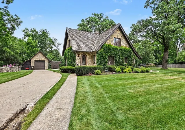 Photo 1 of Single family home for sale at 1 Kellogg Ln, Crystal Lake, IL 60014 | MLS# 12725346 | Listing updated on 2026-08-12