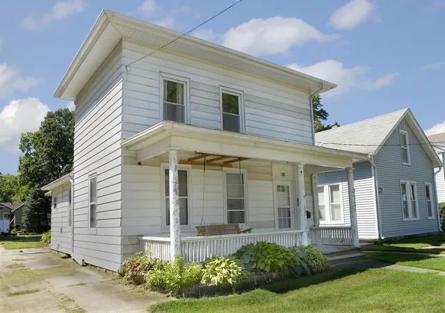 Photo 1 of Single family home for sale at 915 Illinois Ave, Ottawa, IL 61350 | MLS# 12725438 | Listing updated on 2026-08-12