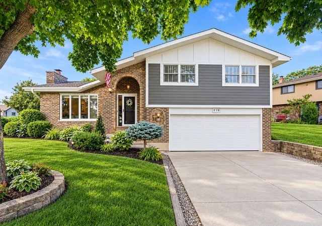 Photo 1 of Single family home for sale at 919 Hillview Dr, Lemont, IL 60439 | MLS# 12725451 | Listing updated on 2026-09-12