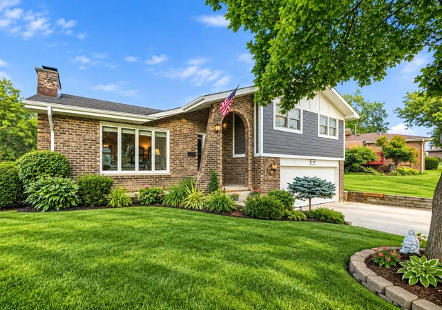 Photo 2 of Single family home for sale at 919 Hillview Dr, Lemont, IL 60439 | MLS# 12725451 | Listing updated on 2026-09-12