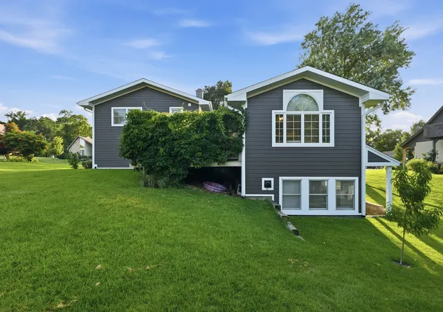 Photo 3 of Single family home for sale at 919 Hillview Dr, Lemont, IL 60439 | MLS# 12725451 | Listing updated on 2026-09-16