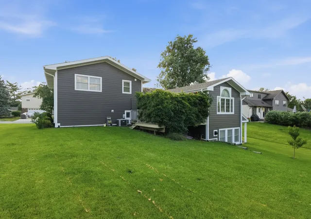 Photo 3 of Single family home for sale at 919 Hillview Dr, Lemont, IL 60439 | MLS# 12725451 | Listing updated on 2026-09-16