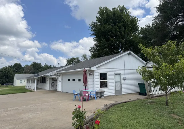 Photo 2 of Sale Pending at 1800 Highland Dr, Quincy, IL 62301 | MLS# 12725482 | Listing updated on 2026-09-24