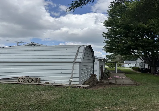 Photo 3 of Sale Pending at 1800 Highland Dr, Quincy, IL 62301 | MLS# 12725482 | Listing updated on 2026-09-24