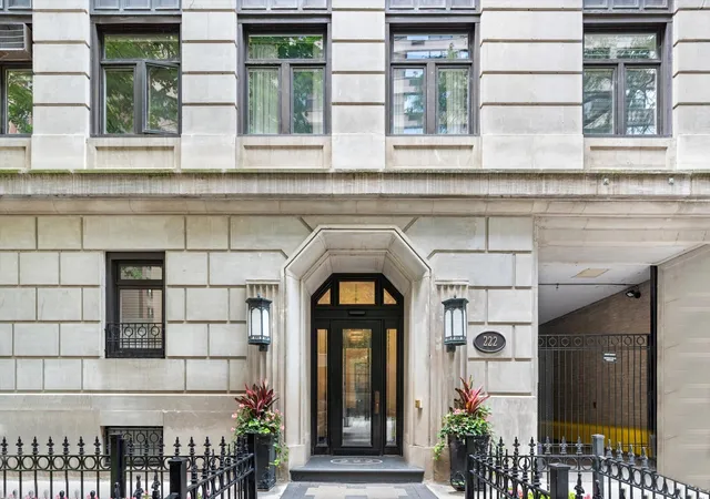 Photo 3 of Condo for sale at 222 E Chestnut St #6B, Chicago, IL 60611 | MLS# 12725526 | Listing updated on 2026-10-01