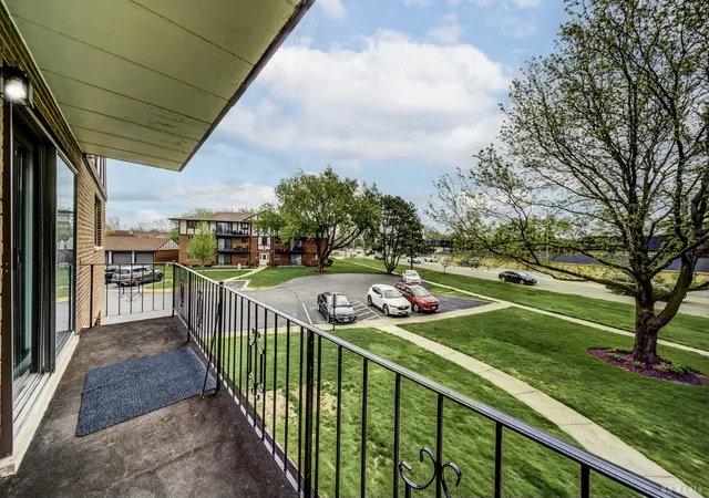 Listing Photo 2 - Condo for sale in building located at 11045 S Theresa Cir, Palos Hills, IL 60465 - Unit #2B