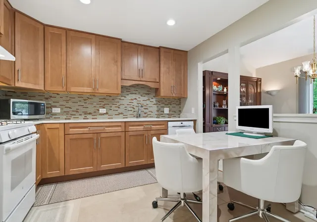 Listing Photo 5 - Condo for sale in building located at 617 Edinburgh Ln, Prospect Heights, IL 60070 - Unit #B