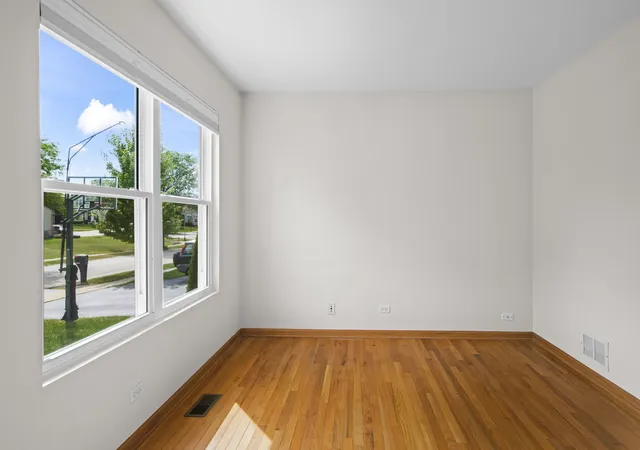 Photo 4 of Single family home for sale at 2072 Norwich Dr, Bartlett, IL 60103 | MLS# 12725716 | Listing updated on 2026-09-15