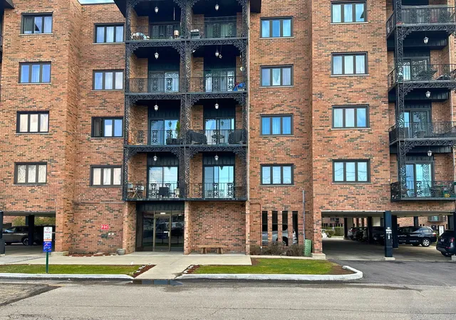 2nd image of 9355 Landings Ln #301, Des Plaines, IL 60016 | MLS# 12725854