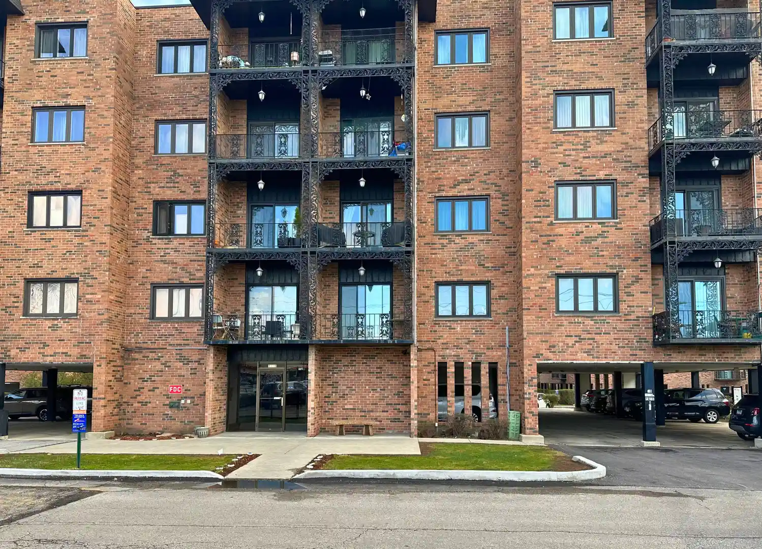 Listing Photo 2 - Condo for sale in 9355 Landings Ln located at 9355 Landings Ln, Des Plaines, IL 60016 - Unit #301