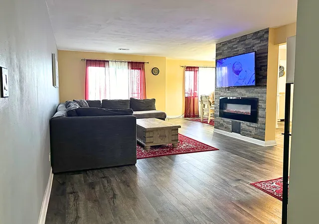Photo 4 of Condo for sale at 9355 Landings Ln #301, Des Plaines, IL 60016 | MLS# 12725854 | Listing updated on 2026-09-29