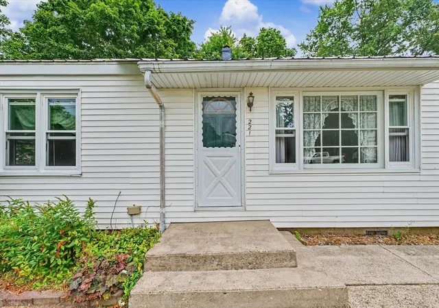 Photo 3 of Single family home for sale at 221 E Main St, Tolono, IL 61880 | MLS# 12725937 | Listing updated on 2026-09-16
