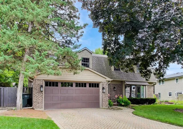 Photo 3 of Sale Pending at 808 Dawes St, Libertyville, IL 60048 | MLS# 12726115 | Listing updated on 2026-09-20