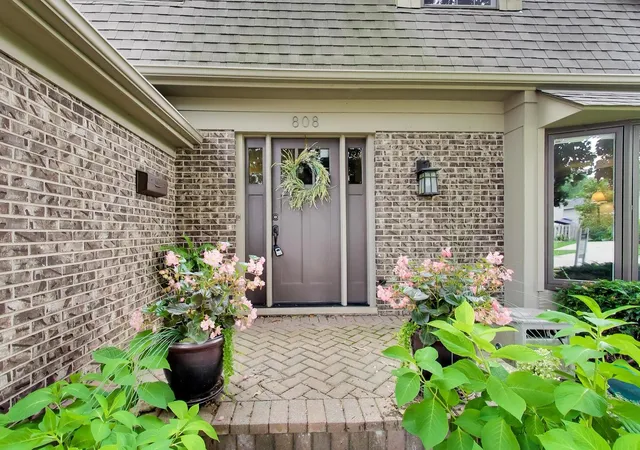 Photo 3 of Sale Pending at 808 Dawes St, Libertyville, IL 60048 | MLS# 12726115 | Listing updated on 2026-09-20