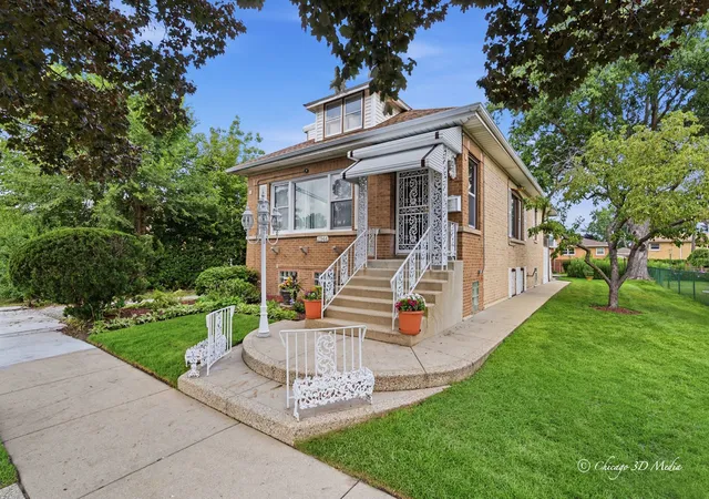 Photo 2 of Single family home for sale at 3944 W Greenleaf Ave, Lincolnwood, IL 60712 | MLS# 12726161 | Listing updated on 2026-09-15