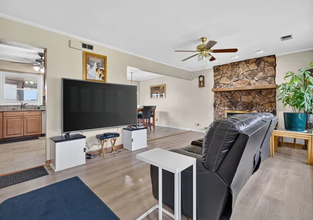 Photo 4 of Single family home for sale at 196 Sunshine Dr, Bolingbrook, IL 60490 | MLS# 12726362 | Listing updated on 2026-08-13