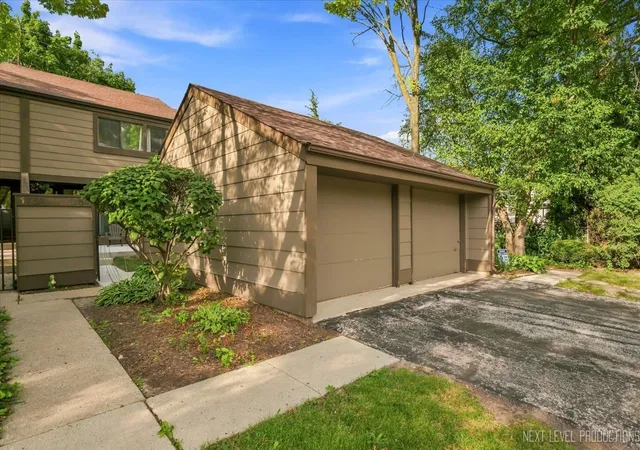 Townhouse for sale at 175 N Glengarry Dr #C, Geneva, IL 60134 | MLS# 12726432