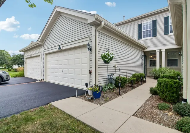 Photo 2 of Townhouse for sale at 664 W Kristina Ln, Round Lake, IL 60073 | MLS# 12726515 | Listing updated on 2026-09-14