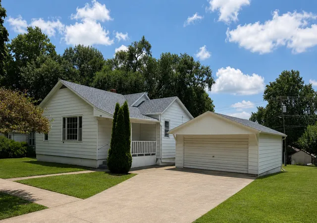 Photo 1 of Single family home for sale at 423 W Minnesota St, Spring Valley, IL 61362 | MLS# 12726516 | Listing updated on 2026-09-14