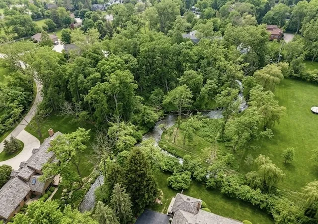 2nd image of 2060 Suffork Rd, Northfield, IL 60093 | MLS# 12726525