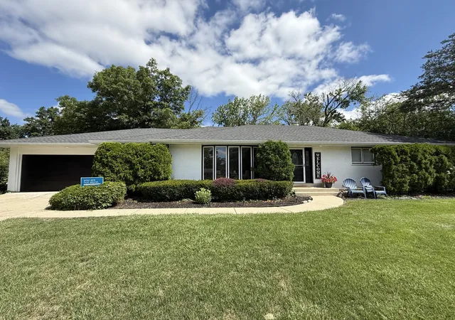 Photo 1 of Single family home for sale at 4 Yorkshire Dr, Lincolnshire, IL 60069 | MLS# 12726542 | Listing updated on 2026-10-02
