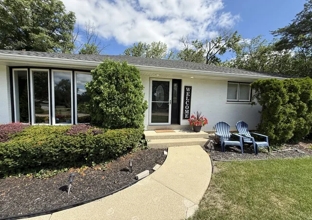 Photo 2 of Single family home for sale at 4 Yorkshire Dr, Lincolnshire, IL 60069 | MLS# 12726542 | Listing updated on 2026-10-02