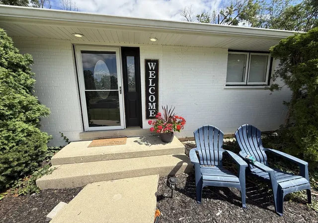 Photo 3 of Single family home for sale at 4 Yorkshire Dr, Lincolnshire, IL 60069 | MLS# 12726542 | Listing updated on 2026-10-02