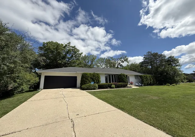 Photo 3 of Single family home for sale at 4 Yorkshire Dr, Lincolnshire, IL 60069 | MLS# 12726542 | Listing updated on 2026-10-02