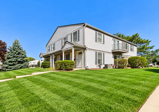 Photo 3 of Townhouse for sale at 636 Newton Ct #636, Schaumburg, IL 60194 | MLS# 12726569 | Listing updated on 2026-10-21