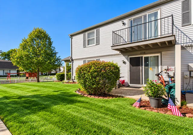 Photo 4 of Townhouse for sale at 636 Newton Ct #636, Schaumburg, IL 60194 | MLS# 12726569 | Listing updated on 2026-10-21