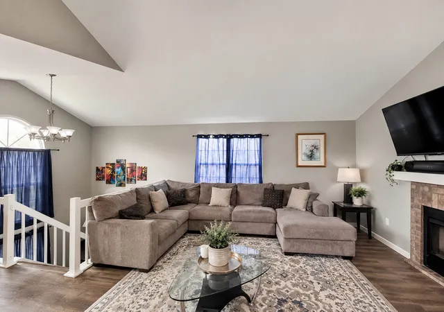 Listing Photo 3 - Condo for sale in building located at 634 Le Parc Cir, Buffalo Grove, IL 60089 - Unit #634