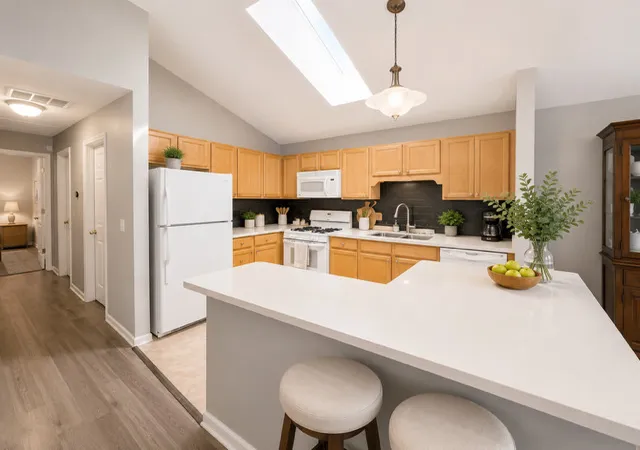 Listing Photo 5 - Condo for sale in building located at 634 Le Parc Cir, Buffalo Grove, IL 60089 - Unit #634