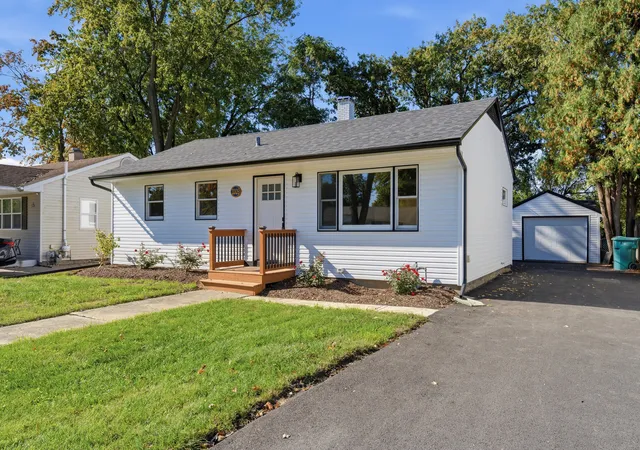 Photo 2 of Single family home for sale at 1009 Plaza Dr, Joliet, IL 60435 | MLS# 12726619 | Listing updated on 2026-10-21