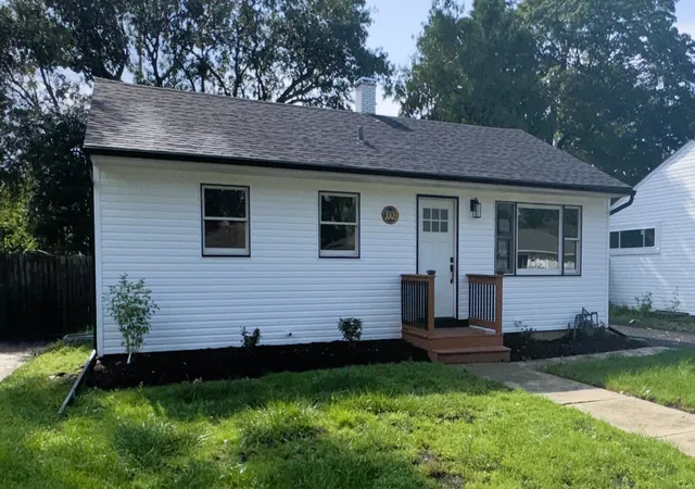 Photo 3 of Single family home for sale at 1009 Plaza Dr, Joliet, IL 60435 | MLS# 12726619 | Listing updated on 2026-09-17