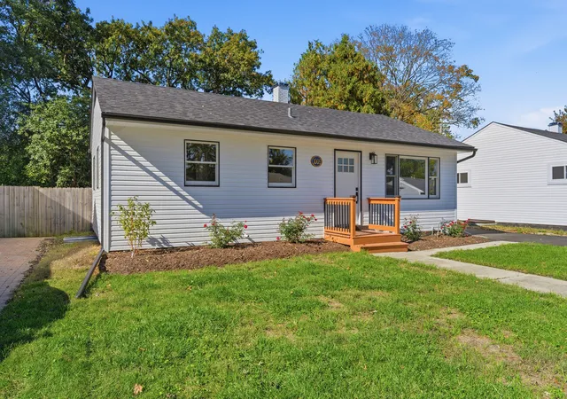 Photo 3 of Single family home for sale at 1009 Plaza Dr, Joliet, IL 60435 | MLS# 12726619 | Listing updated on 2026-10-21