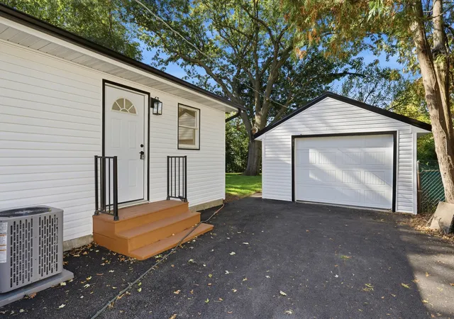 Photo 3 of Single family home for sale at 1009 Plaza Dr, Joliet, IL 60435 | MLS# 12726619 | Listing updated on 2026-10-21