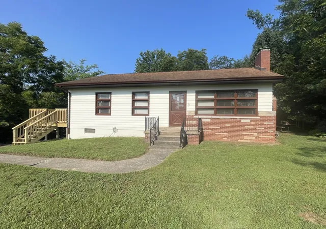 Photo 1 of Single family home for sale at 1236 Giant City Rd, Carbondale, IL 62902 | MLS# 12726663 | Listing updated on 2026-09-04