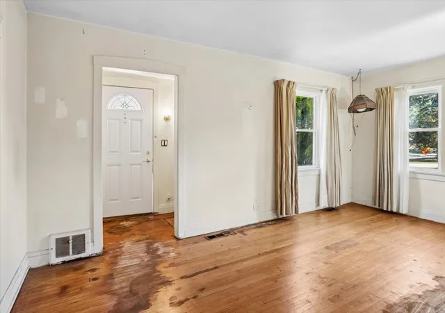 Photo 3 of Single family home for sale at 657 E Prairie Ave, Des Plaines, IL 60016 | MLS# 12726696 | Listing updated on 2026-10-07