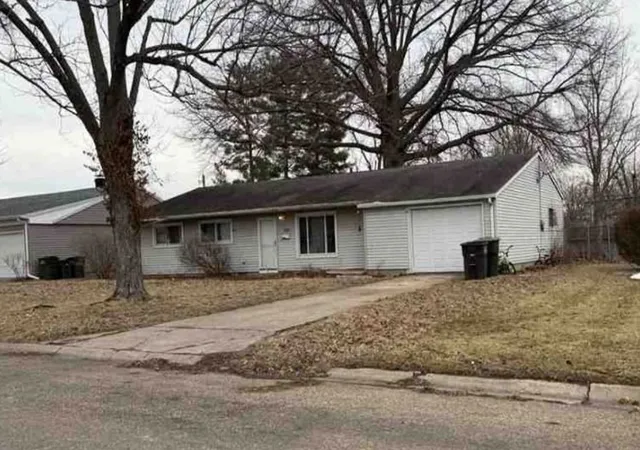 Photo 4 of Single family home for sale at 1419 Sherman St, Danville, IL 61832 | MLS# 12726756 | Listing updated on 2026-08-08